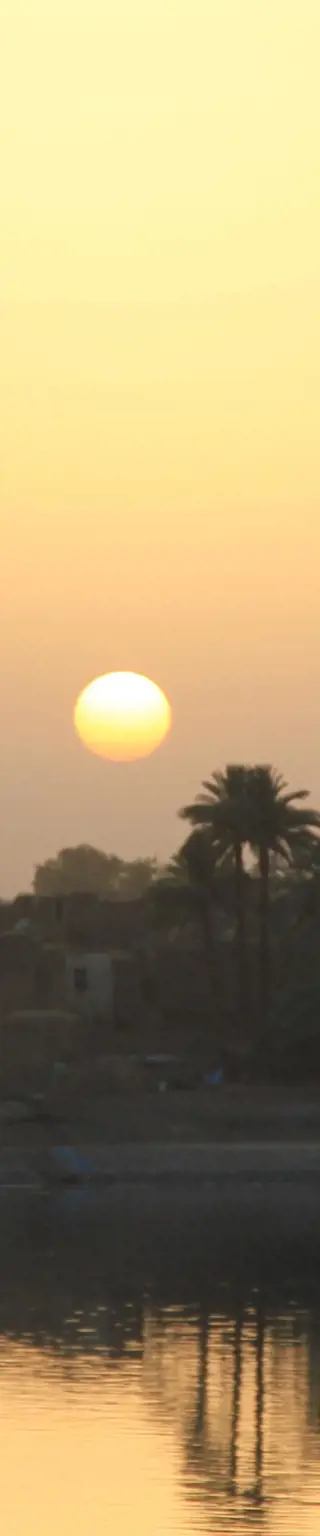 Fahre auf dem Nil in den Sonnenuntergang